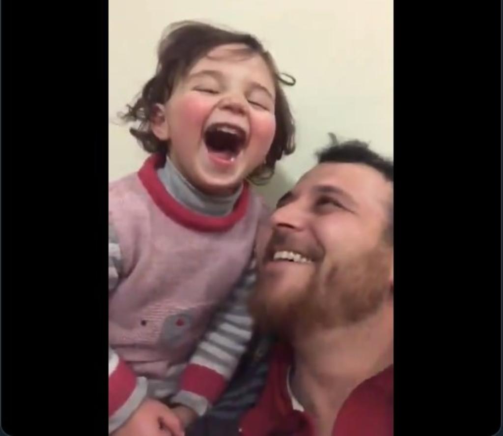Padre sirio enseña a su hija a reírse, en medio de un bombardeo ruso. Noticias en tiempo real