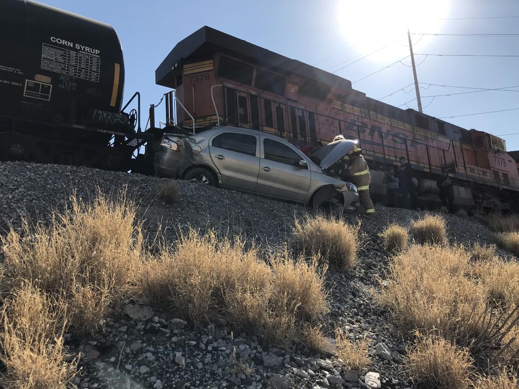 Tren arrastra vehículo en Gómez Palacio. Noticias en tiempo real
