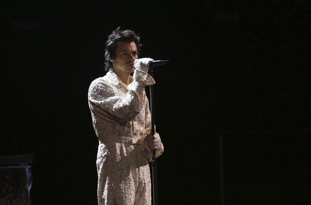 Harry Styles arranca aplausos y suspiros en los Brit Awards 2020. Noticias en tiempo real