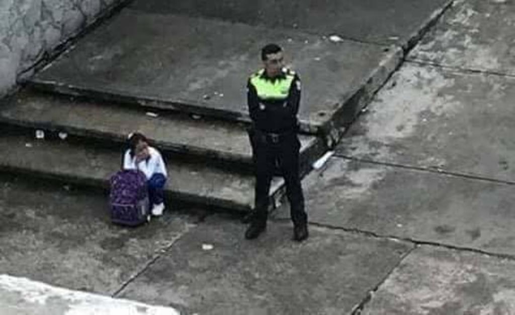 VIRAL: Recuerdan a policía que cuidó a niña cuando a su madre se le hizo tarde. Noticias en tiempo real