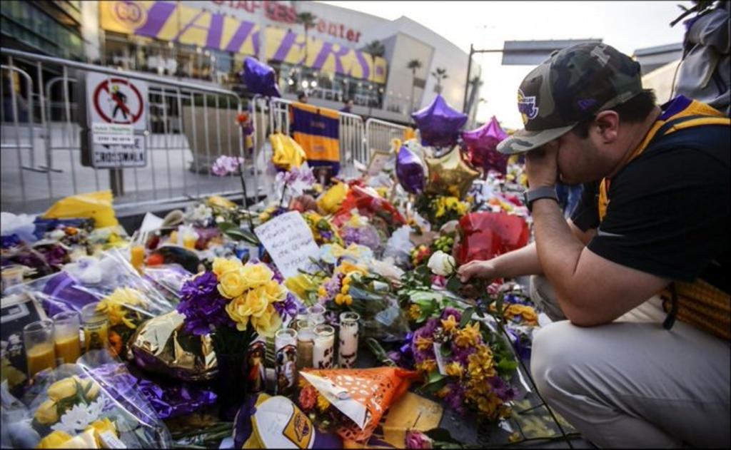 Fanáticos de Kobe Bryant llevan flores a tumba equivocada. Noticias en tiempo real