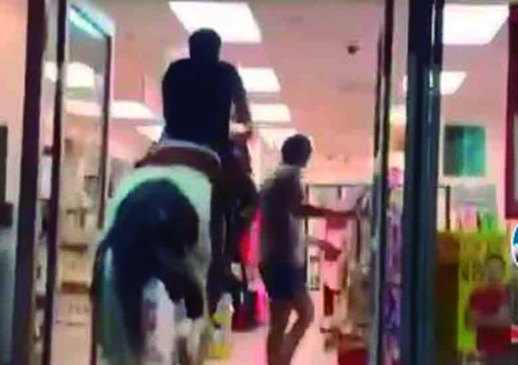 VIDEO: Joven entra a tienda de conveniencia a realizar compras a caballo. Noticias en tiempo real