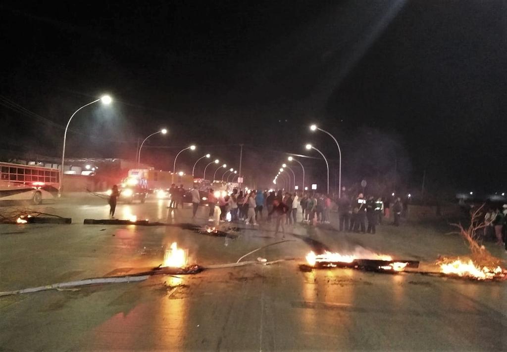 Bloquean carretera Gómez Palacio-Jiménez; vecinos exigen seguridad. Noticias en tiempo real