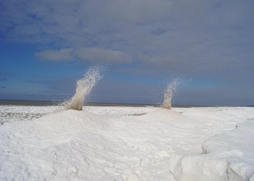 Se observan ‘volcanes de hielo’ a las orillas del lago Michigan. Noticias en tiempo real