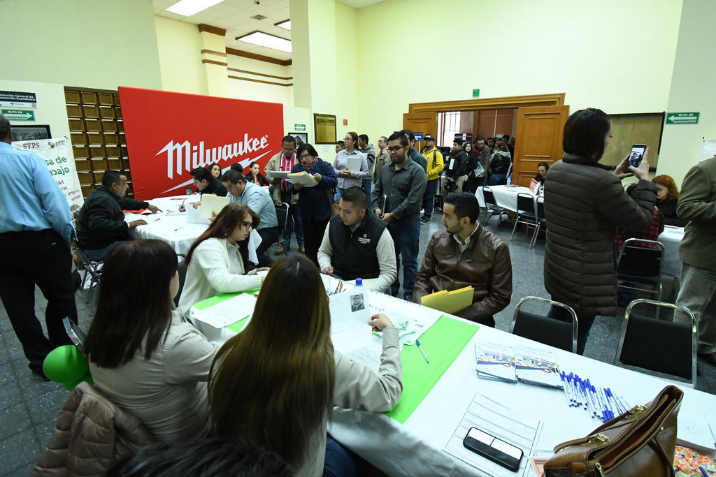 Llenan buscadores de empleo el Banco de México en Torreón. Noticias en tiempo real
