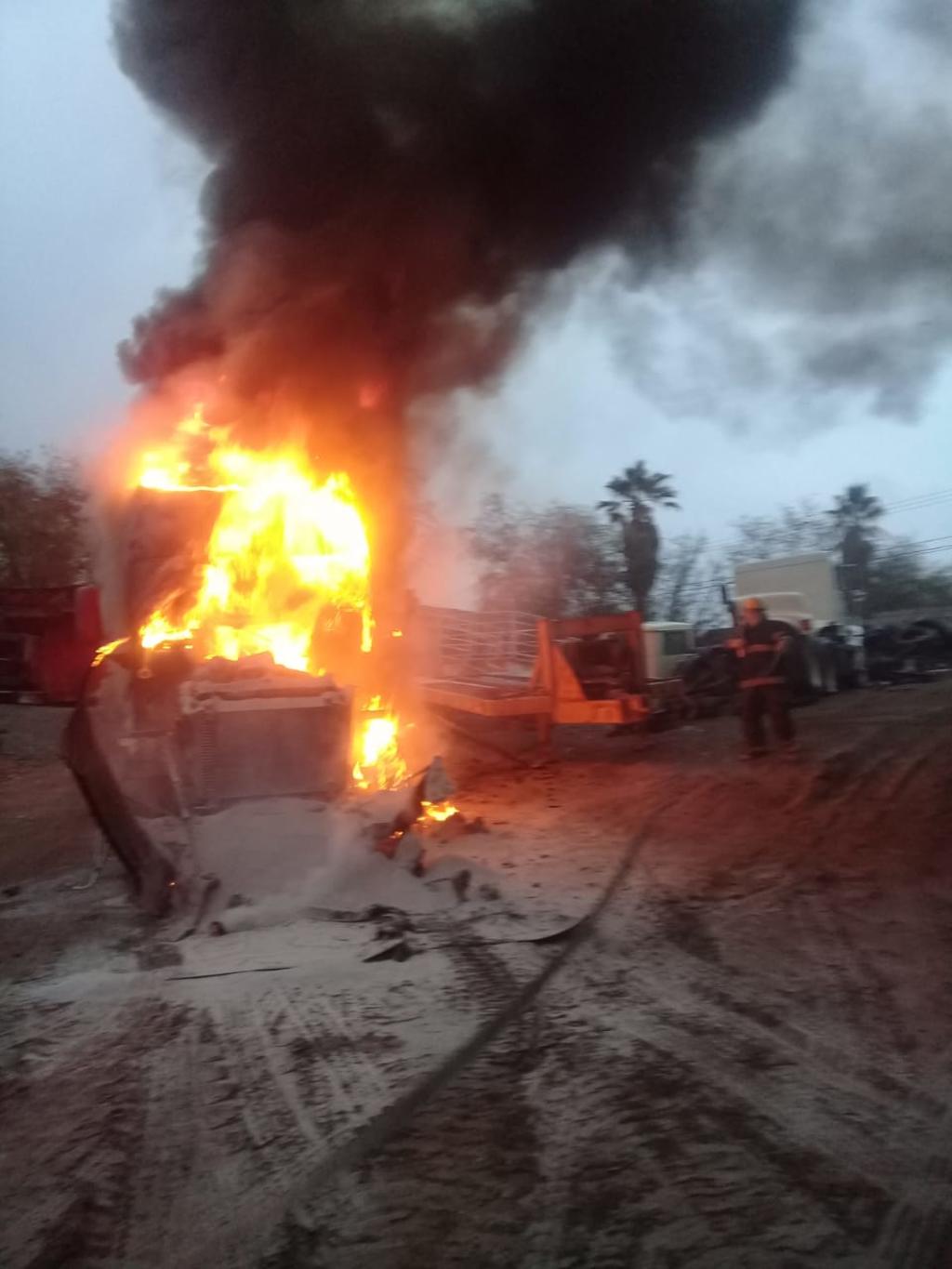 Se incendia tráiler estacionado en Monclova. Noticias en tiempo real
