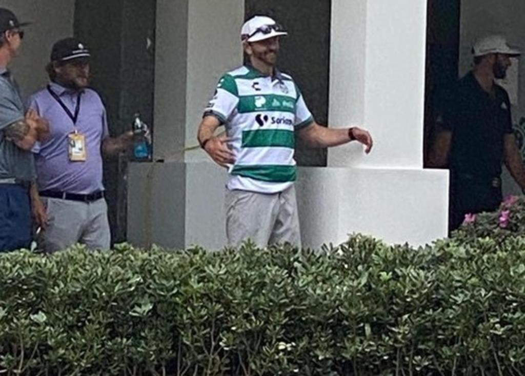 Caddie de Dustin Johnson usa playera de Santos Laguna en el WGC México. Noticias en tiempo real