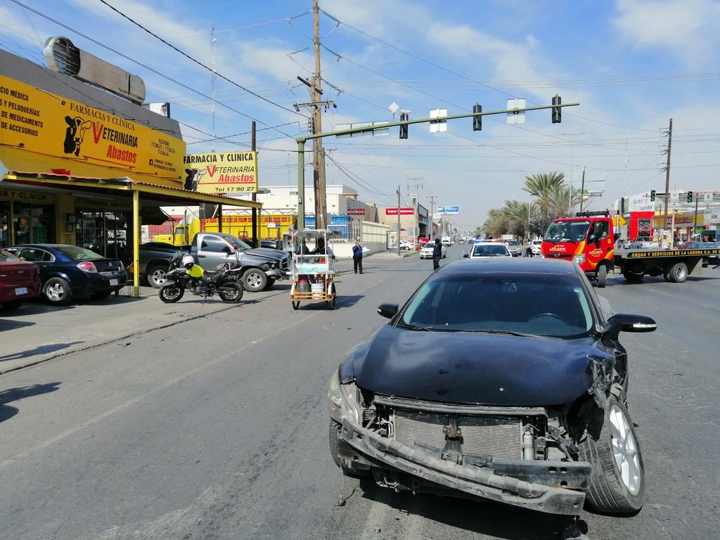 Joven conductor impacta contra camioneta en el Centro de Torreón. Noticias en tiempo real