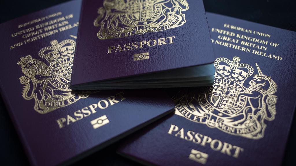 Gran Bretaña vuelve al pasaporte azul. Noticias en tiempo real