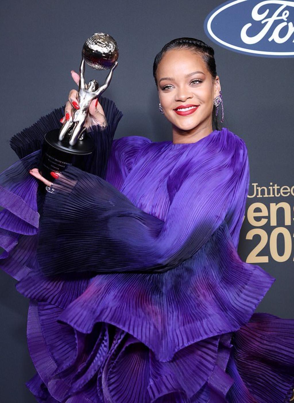 Rihanna recibe el Premio del Presidente en los Image Awards. Noticias en tiempo real