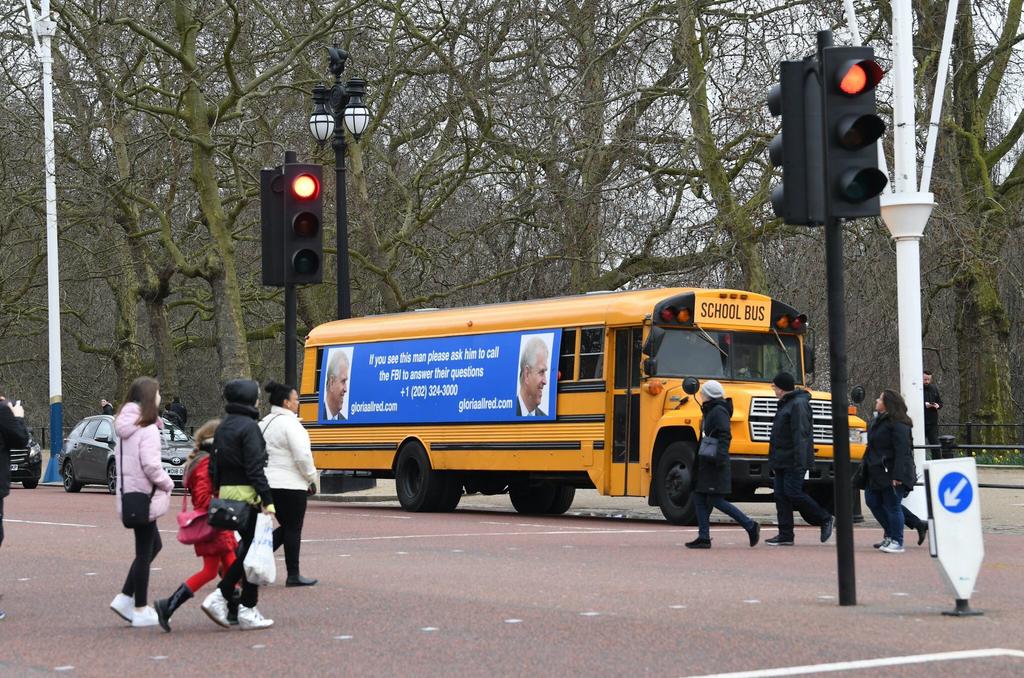 Autobús escolar en Londres busca al príncipe Andrés. Noticias en tiempo real