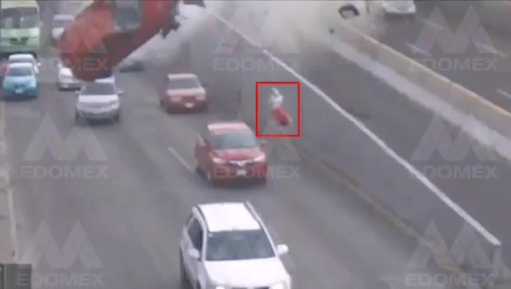 VIDEO: Vehículo vuela en Periférico Norte de la CDMX y deja un herido. Noticias en tiempo real