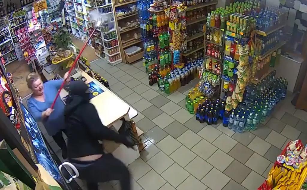 VIRAL: Mujer armada con un trapeador frustra robo en una tienda. Noticias en tiempo real