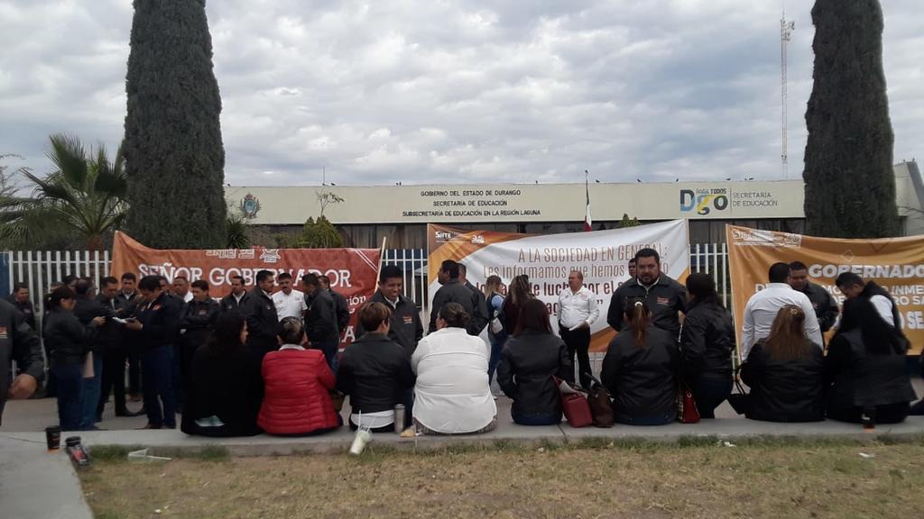 Por adeudos a maestros, toman Subsecretaría de Educación en Gómez Palacio. Noticias en tiempo real