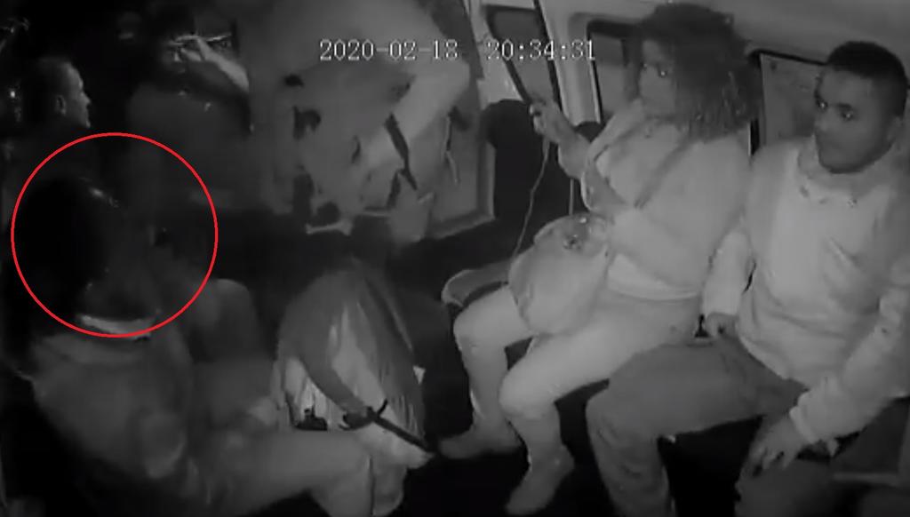 VIDEO: Durante asalto en combi, golpean a mujer y roban todas sus pertenencias. Noticias en tiempo real