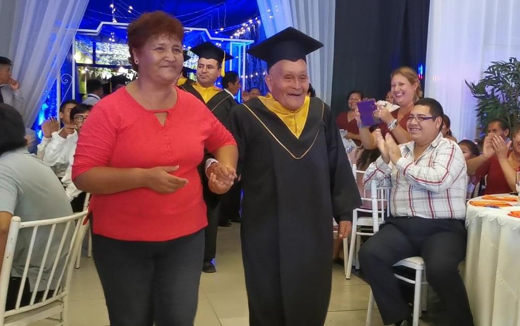 VIRAL: A los 89 años, abuelito consigue graduarse como técnico electrónico. Noticias en tiempo real