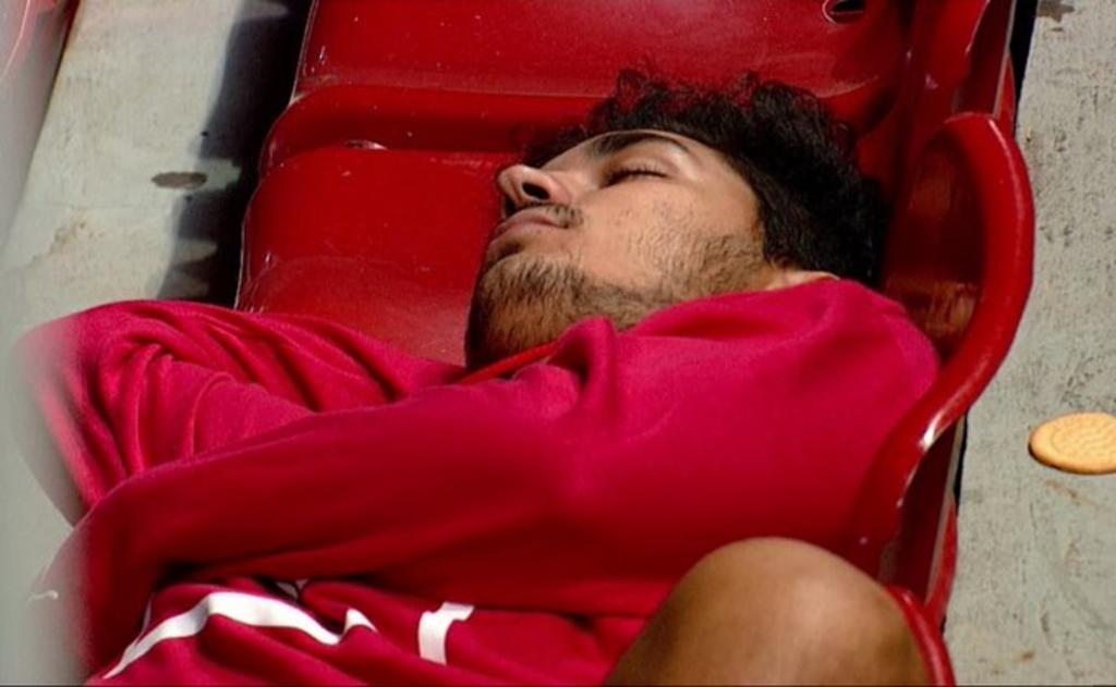 Captan a Cecilio Domínguez dormido en pleno partido. Noticias en tiempo real