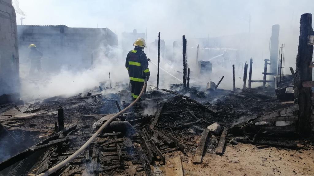 Incendio consume 16 jacales en la colonia Valle la Rosita de Torreón. Noticias en tiempo real