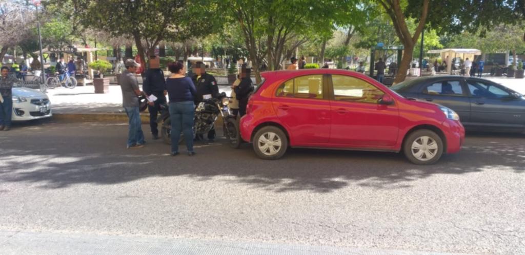 Motociclista se impacta contra vehículos en Gómez Palacio. Noticias en tiempo real