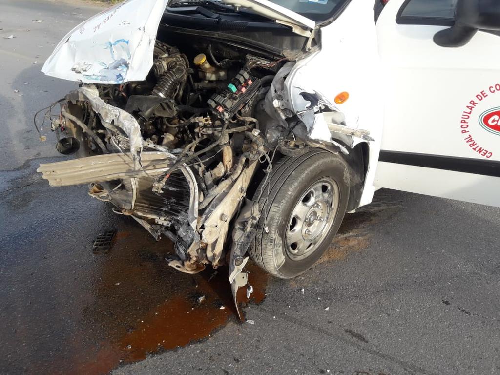 Choque entre taxi y vehículo particular en Torreón deja daños por 90 mil pesos. Noticias en tiempo real