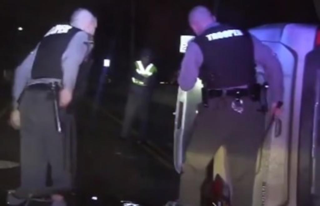 Oficiales provocan volcadura de una camioneta tras una persecución. Noticias en tiempo real