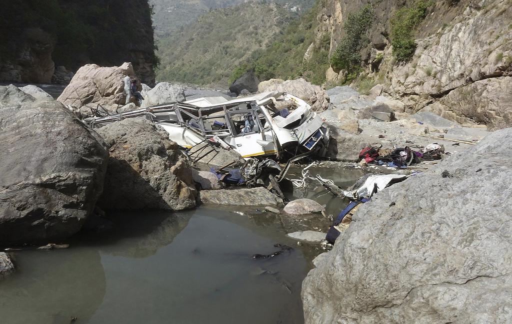 Cae autobús a un río en India; mueren 24 invitados a una boda. Noticias en tiempo real