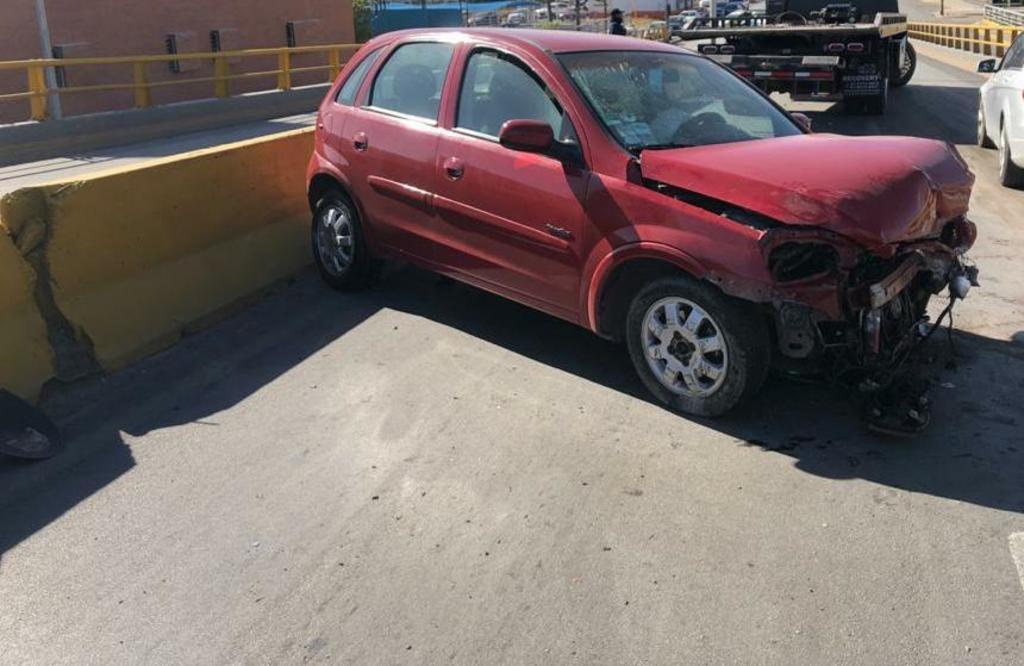 Conductor se impacta contra muretes del puente Diana Laura de Torreón. Noticias en tiempo real