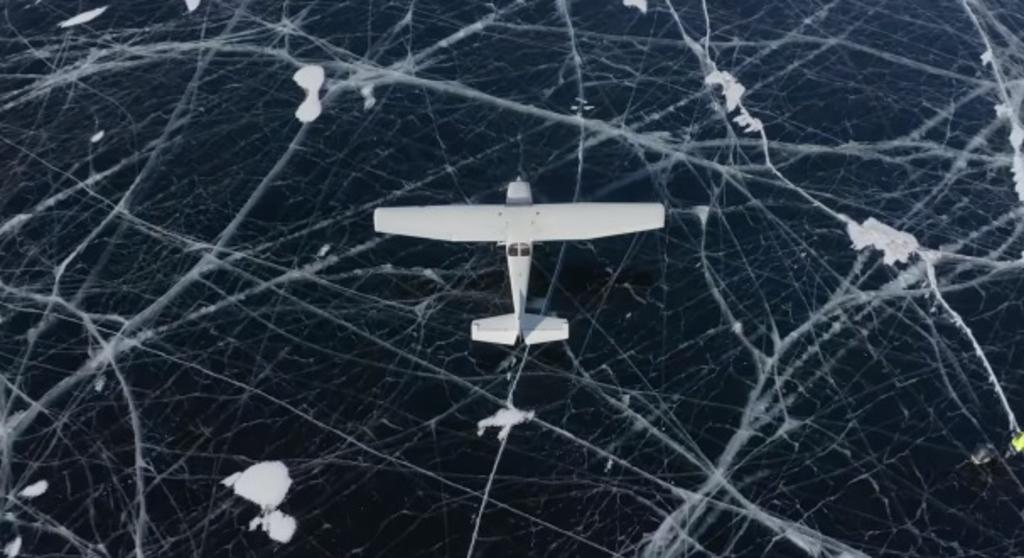 Avioneta aterriza sobre superficie congelada del lago más profundo del mundo pese a advertencias. Noticias en tiempo real