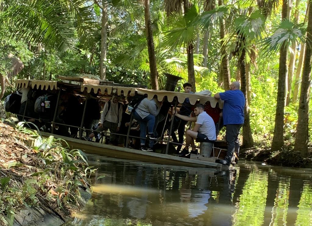 Ilesos pasajeros de la atracción de Disney, Jungle Cruise al hundirse en EUA. Noticias en tiempo real