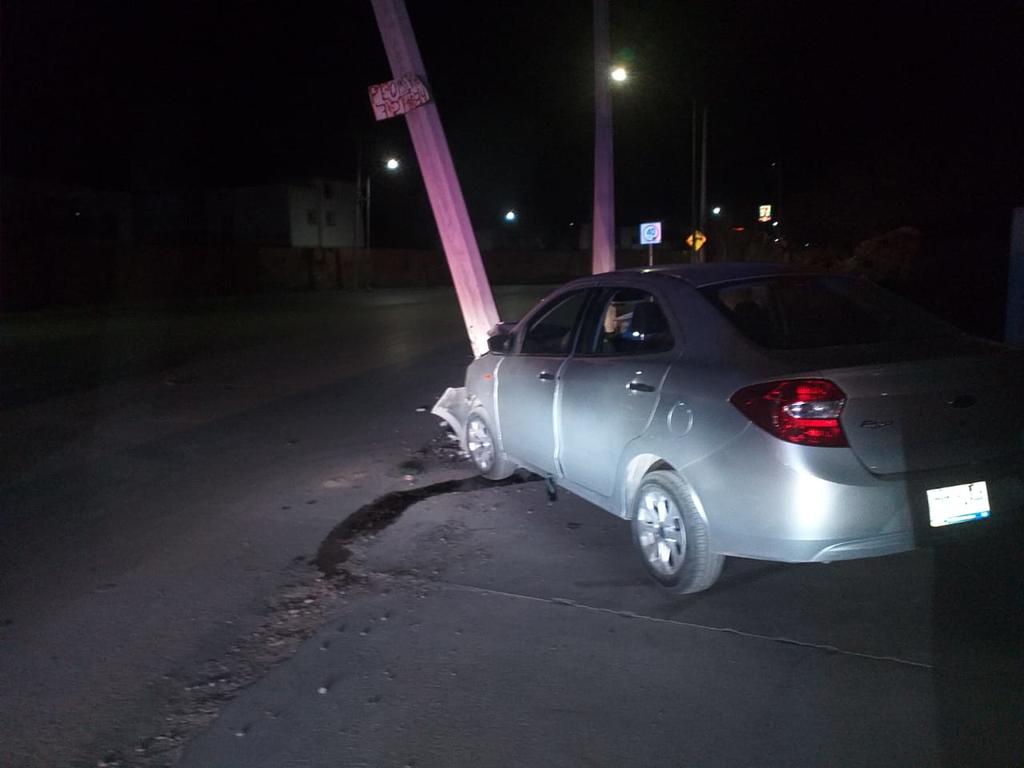 Conductor ebrio choca contra poste de concreto en Torreón. Noticias en tiempo real