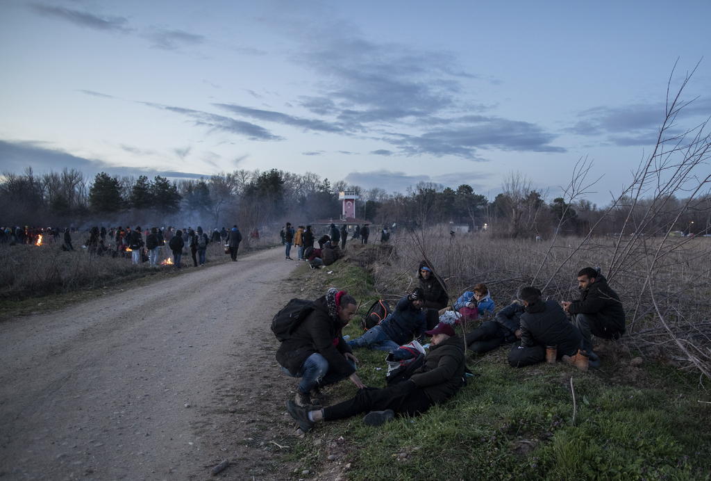 Amaga Turquía con enviar refugiados a Europa tras duro golpe militar en Siria. Noticias en tiempo real