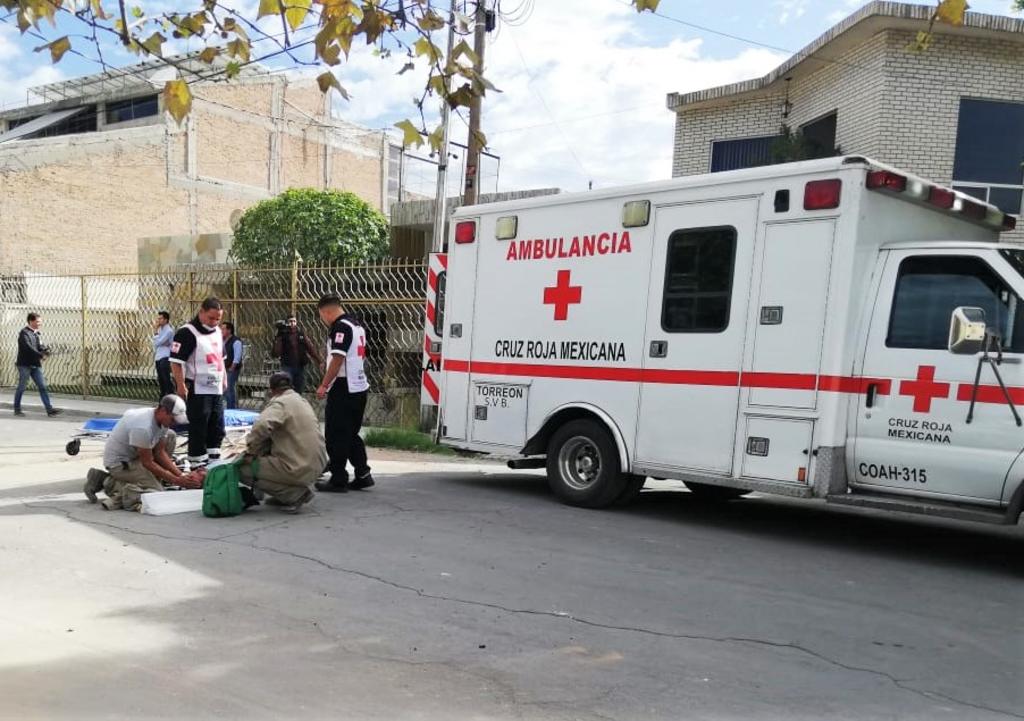 Trabajador del Simas Torreón resulta lesionado al caer de vehículo. Noticias en tiempo real