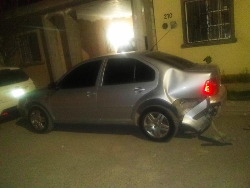 Chocan auto estacionado en Gómez Palacio; responsable huye. Noticias en tiempo real