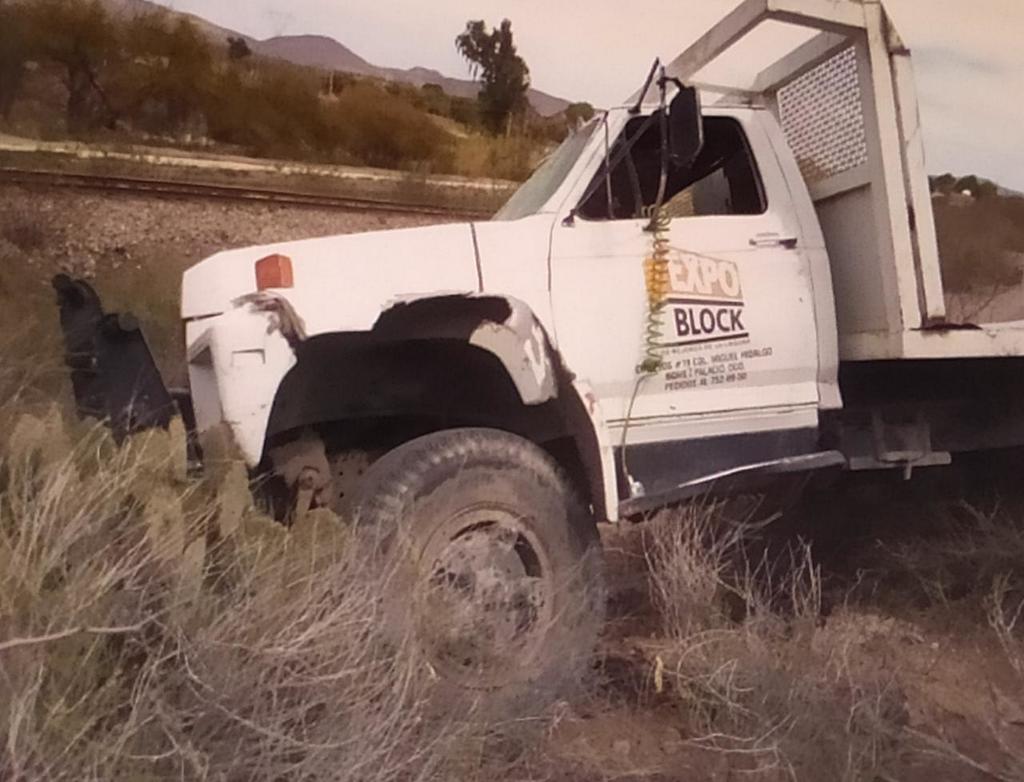 Vuelca camión con material de construcción en Lerdo. Noticias en tiempo real