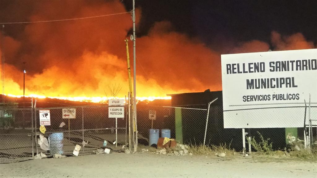 Unen esfuerzos para sofocar incendio en relleno sanitario de Gómez Palacio. Noticias en tiempo real