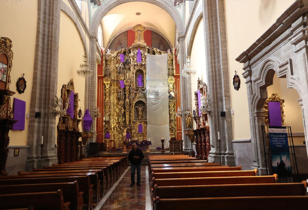 Templo católico cubre a santas y vírgenes en apoyo a mujeres en México. Noticias en tiempo real