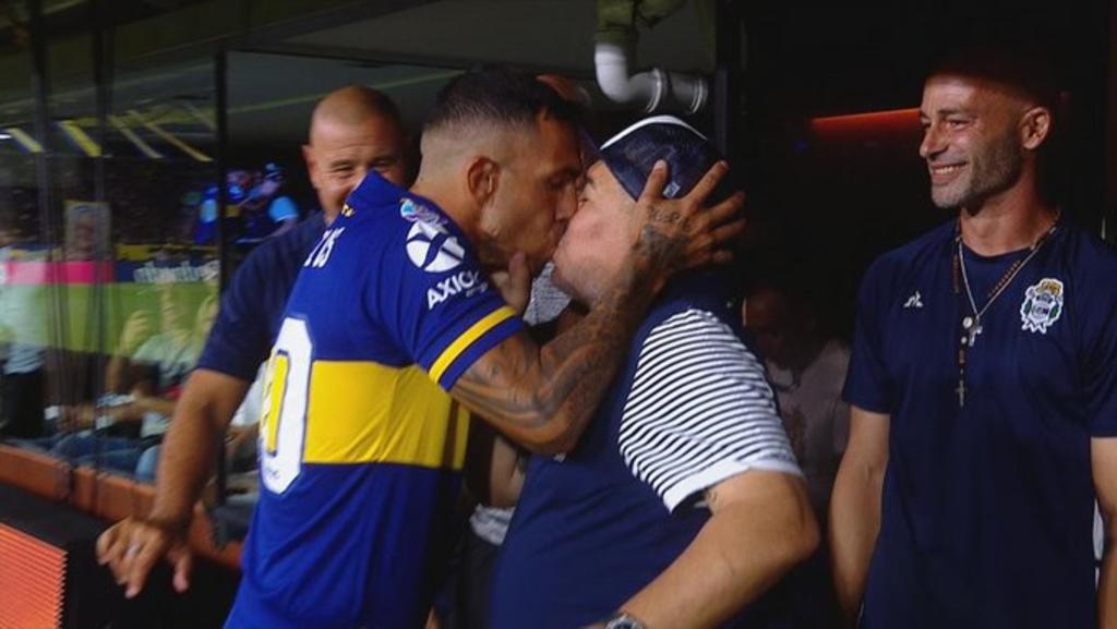 Carlos Tevez besa en la boca a Diego Maradona. Noticias en tiempo real