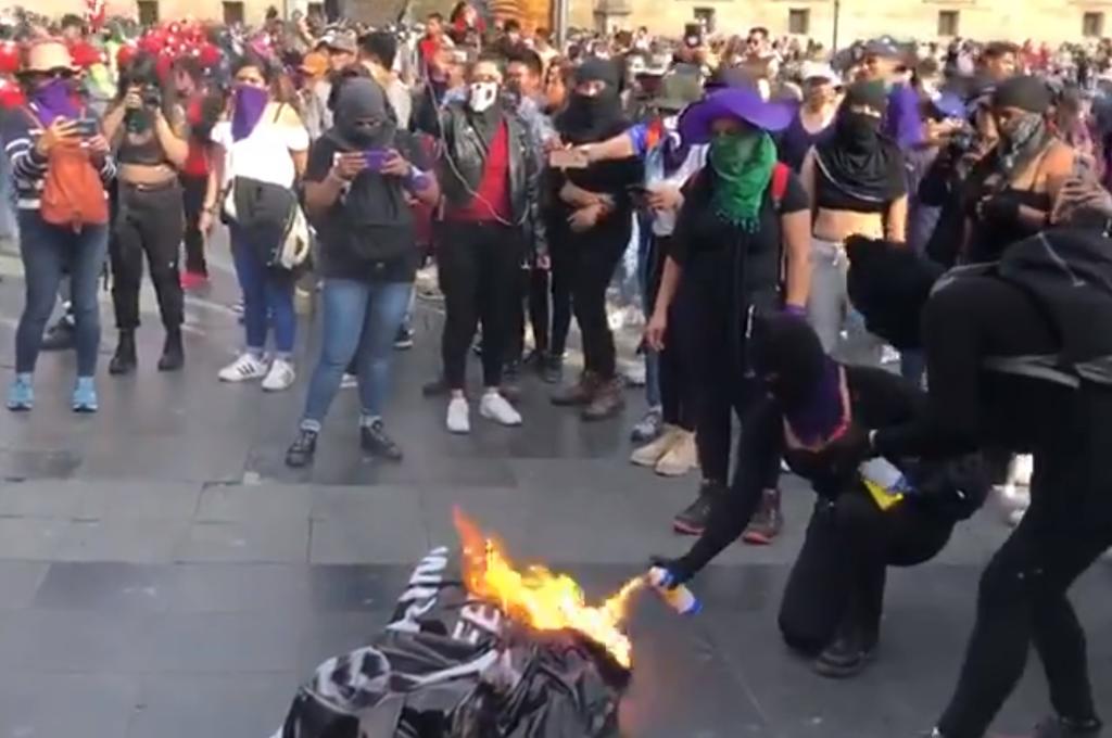 Mujeres prenden fuego frente a Catedral. Noticias en tiempo real