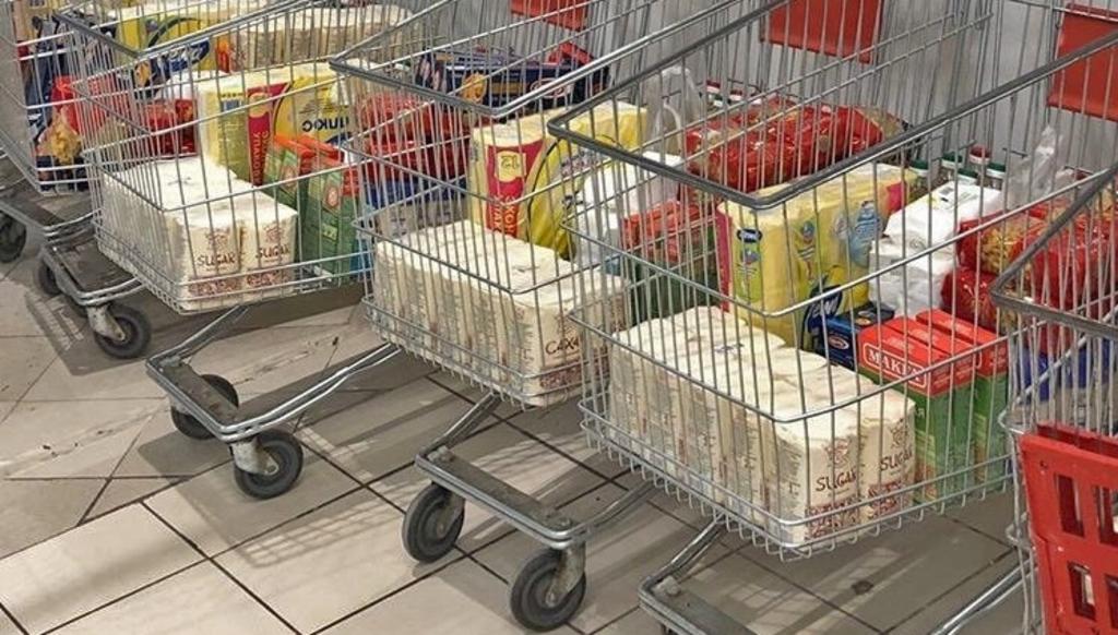 Carritos del apocalipsis; supermercado toma medidas contra compras de pánico
