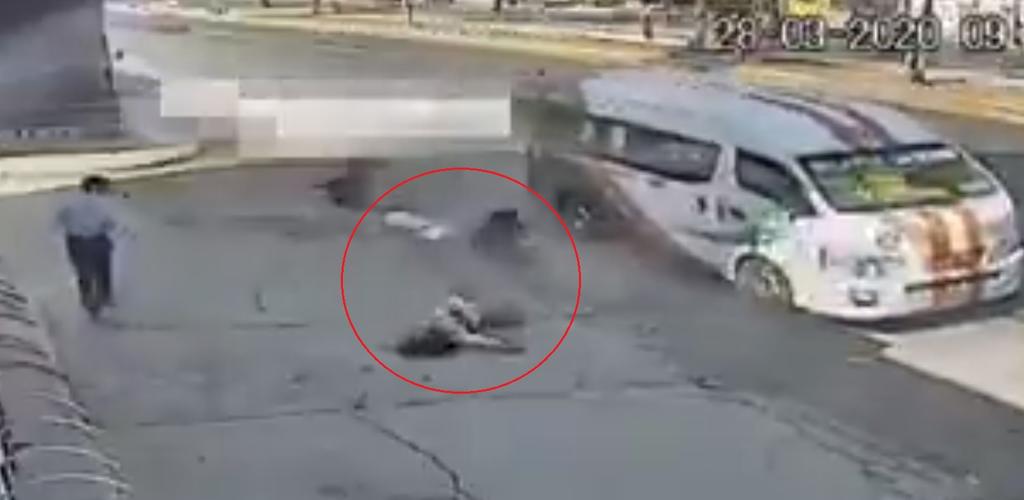 VIDEO: Pasajeros saltan de combi en movimiento para evitar asalto. Noticias en tiempo real