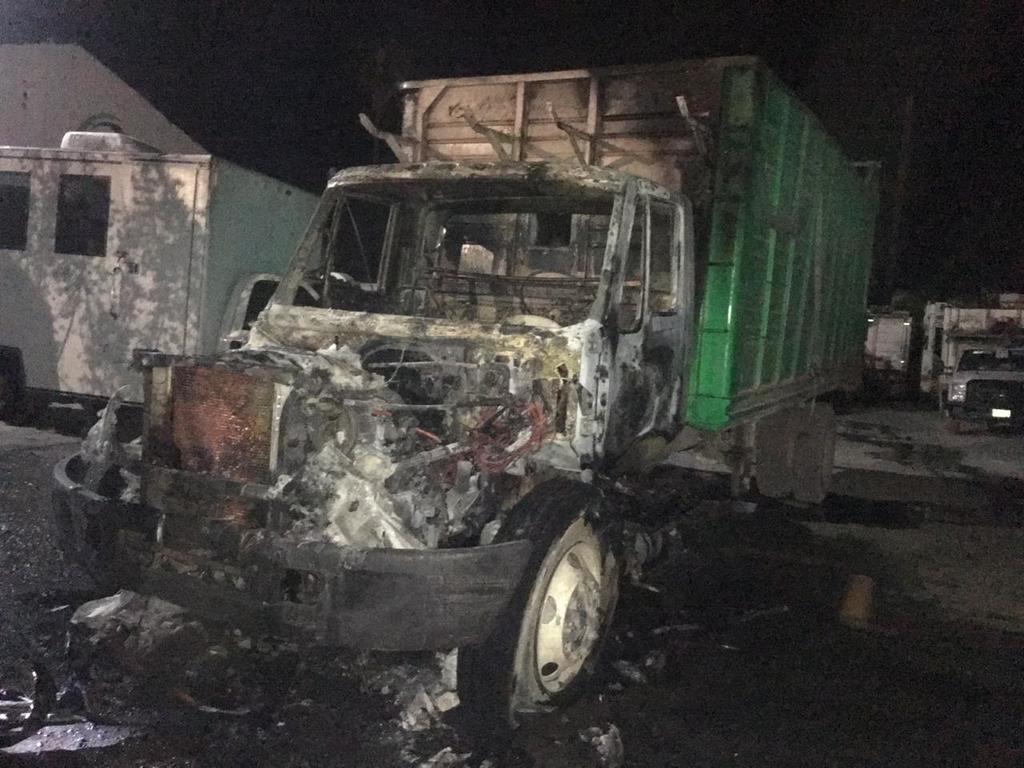 Reportan incendio de camión de basura en corralón de Lerdo. Noticias en tiempo real