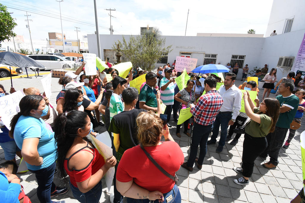 Arman protesta a las afueras de Desarrollo Social en Torreón. Noticias en tiempo real