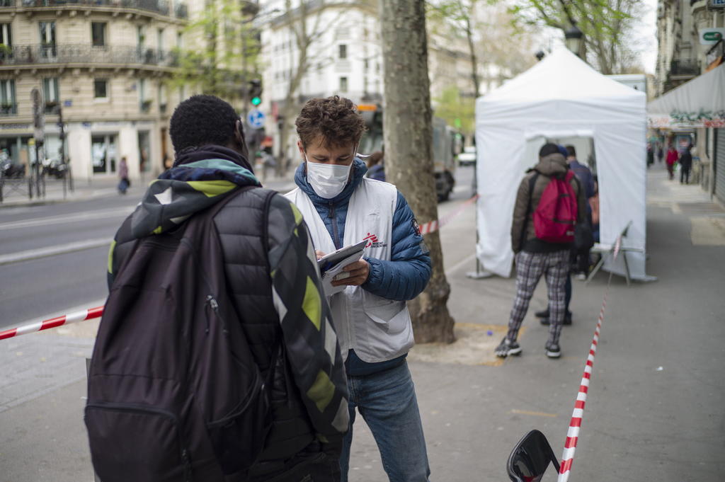 Clínicas móviles, última opción para los sintecho en París. Noticias en tiempo real