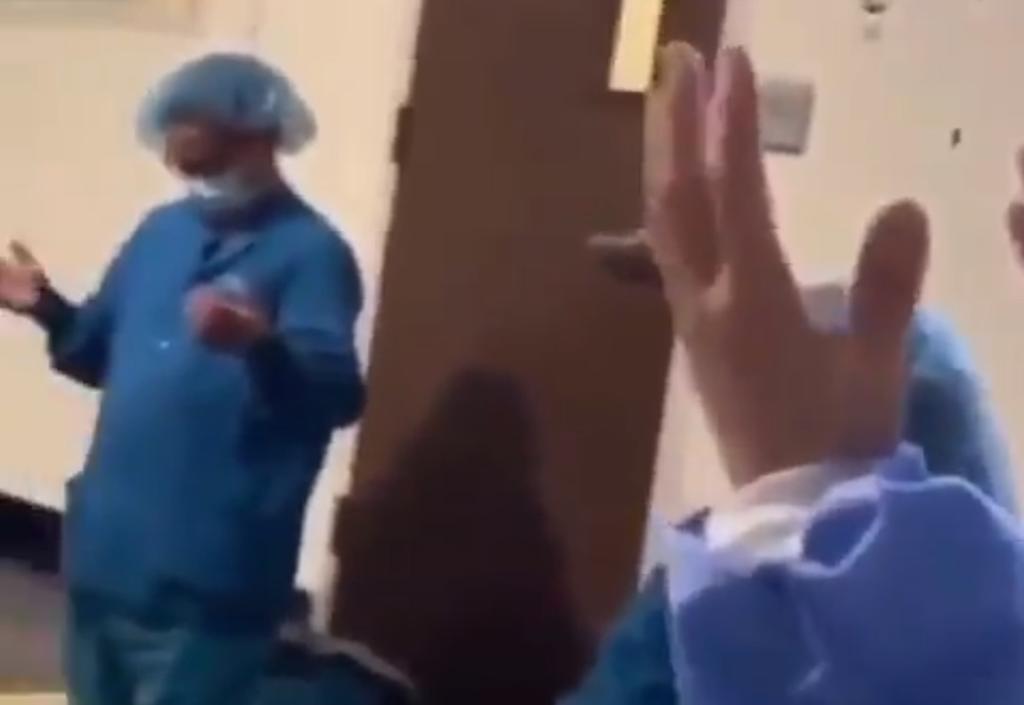 VIRAL: Médicos estadounidenses rezan de rodillas ante epidemia de COVID-19. Noticias en tiempo real