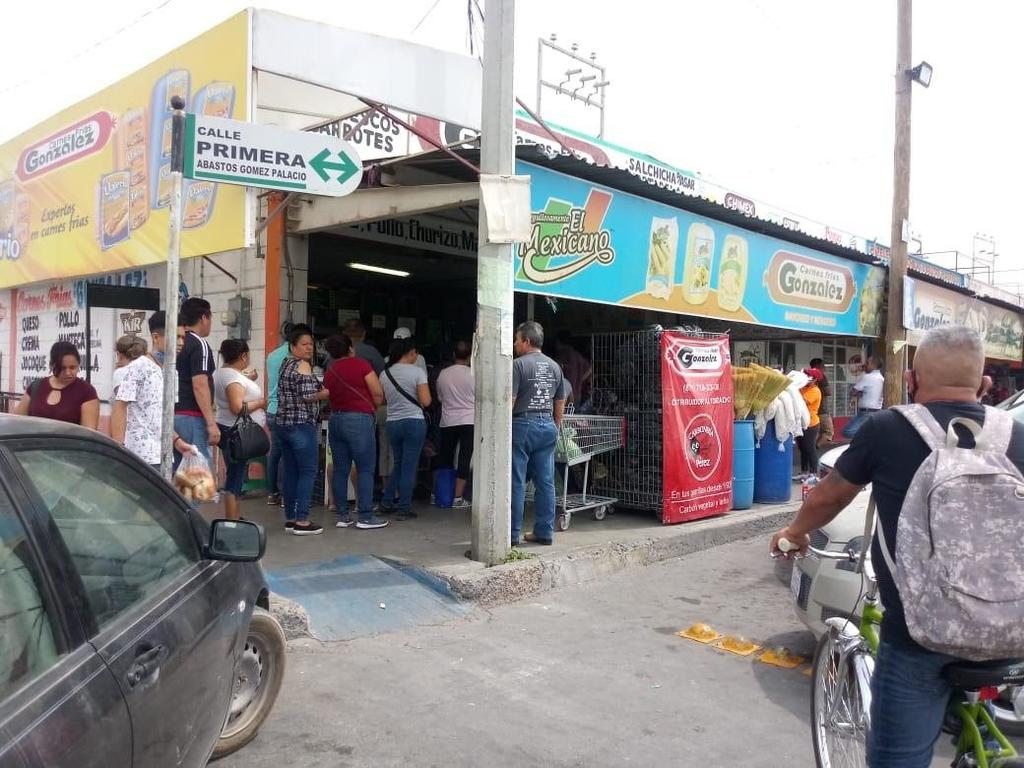 Arman filas para surtir despensa en Mercado de Abastos de Gómez Palacio. Noticias en tiempo real