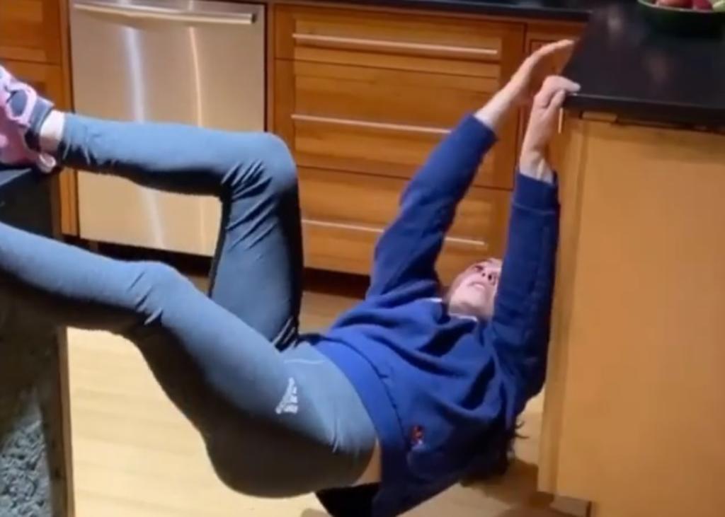 VIDEO: Joven practica escalada con los muebles de su cocina. Noticias en tiempo real