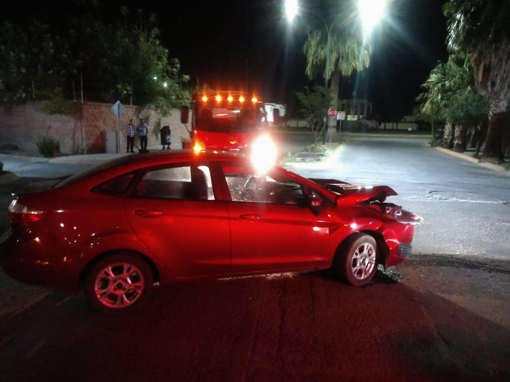Veloz conductor se impacta contra palma en Torreón. Noticias en tiempo real