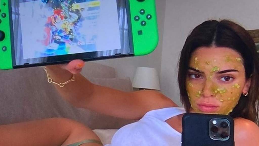 Kendall Jenner juega Nintendo Switch en ropa interior por cuarentena. Noticias en tiempo real