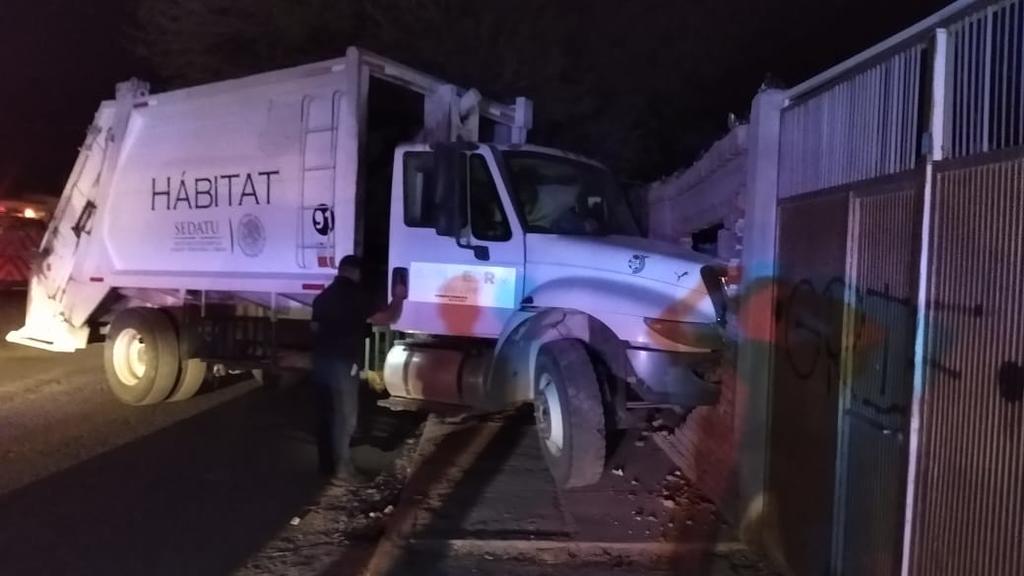 En San Pedro, camión de basura choca con una barda. Noticias en tiempo real