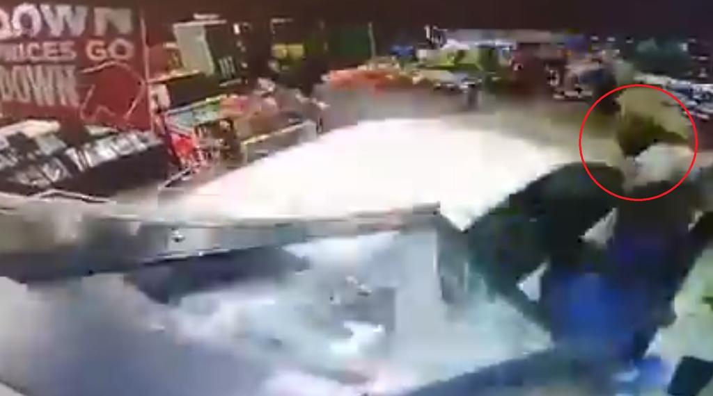 VIDEO: Se salvan de morir al impactar automóvil en estación de servicio. Noticias en tiempo real